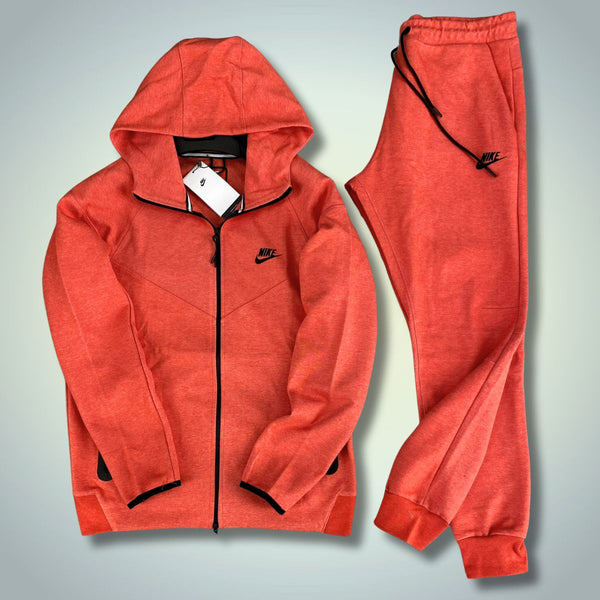 Męski dres Nike Tech Fleece, koralowy. Model 2023. Najwyższa jakość.