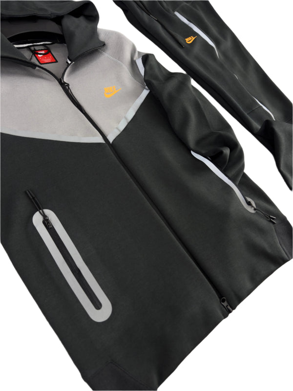 Męski dres Nike Liverpool Tech Fleece, czarny i szary. Premium jakość