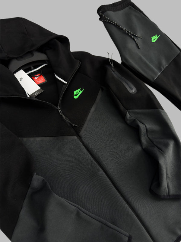 Męski dres Nike Liverpool Tech Fleece, czarny i grafitowy. Premium jakość