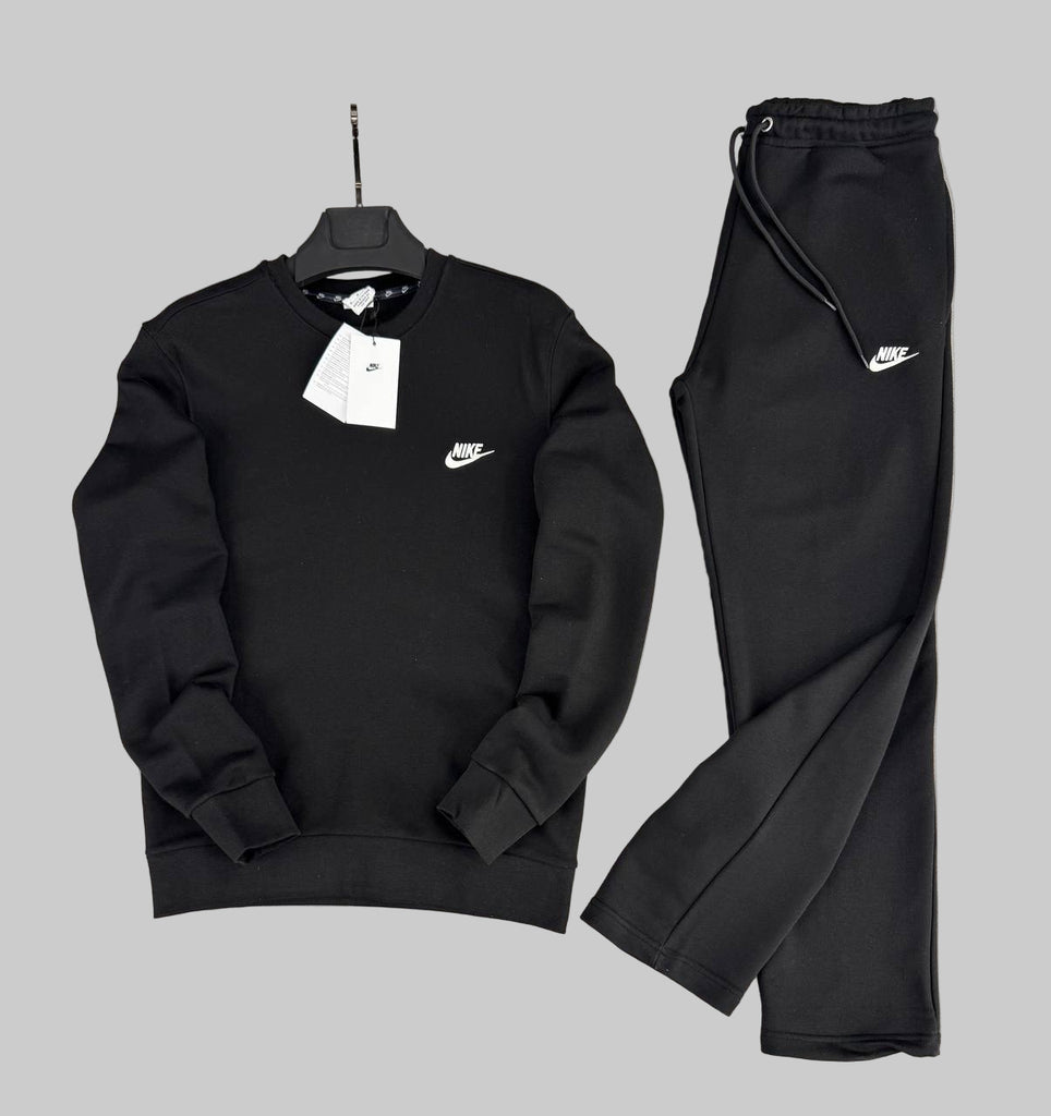 Męski dres Nike, czarny, z białym logo – bluza i spodnie o prostych nogawkach