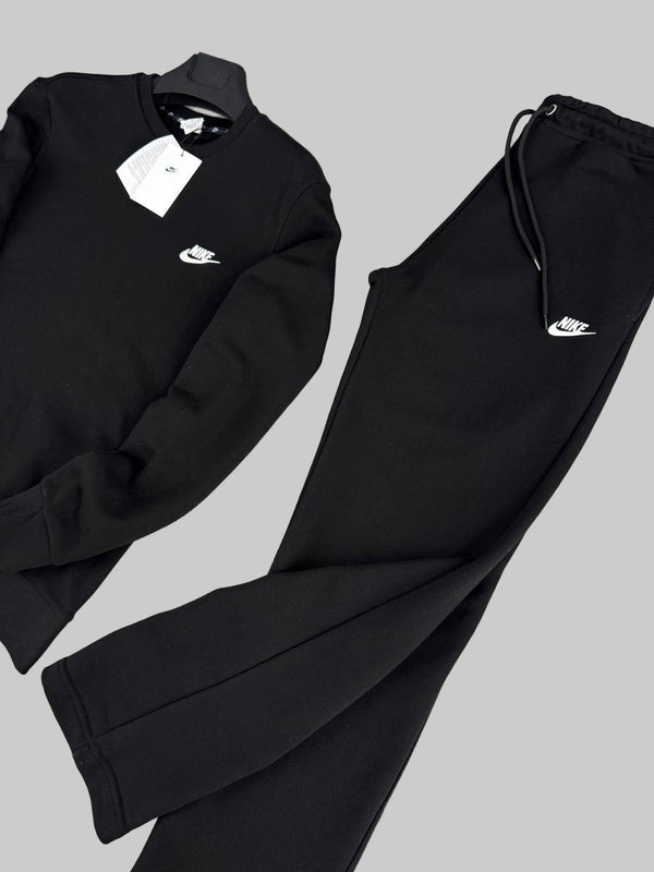 Męski dres Nike, czarny, z białym logo – bluza i spodnie o prostych nogawkach