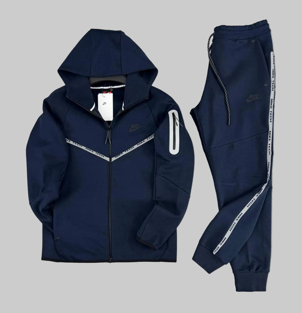 Męski dres Nike Tech Fleece, granatowy, z odblaskowymi paskami i kieszenią na rękawie