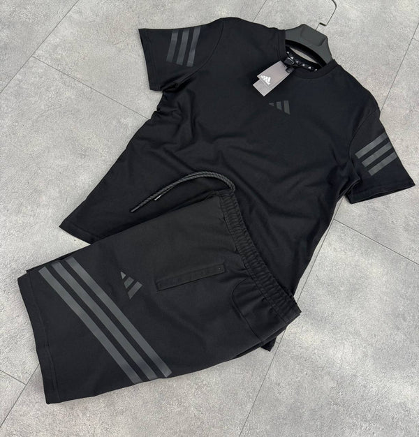 Zestaw męski Adidas, składający się z szortów i czarnej koszulki z szarymi paskami. Jakość premium.