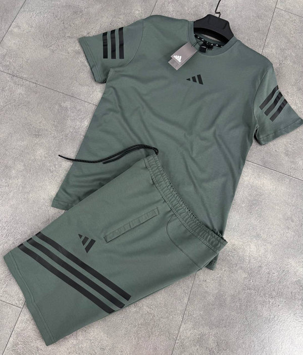 Zestaw męski Adidas składający się z szortów i zielono-szarej koszulki z szarymi paskami. Jakość premium.
