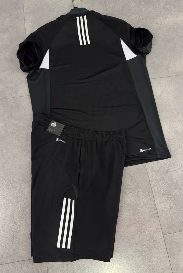Zestaw męski Adidas, składający się z szortów i czarnej koszulki z białymi paskami. Jakość premium.