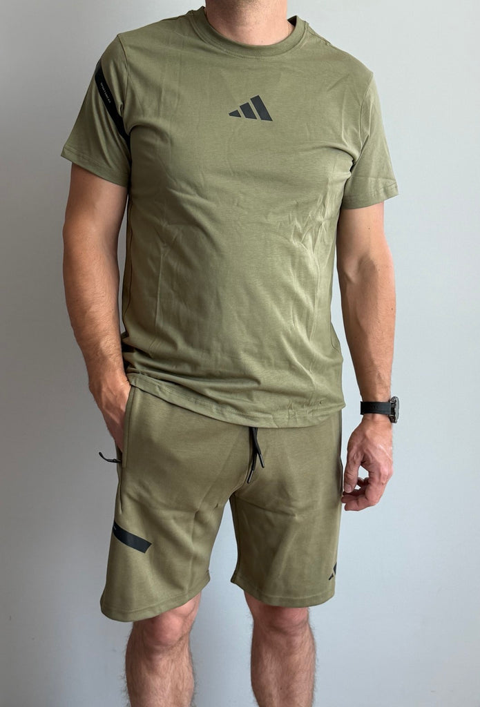 Zestaw męski Adidas, składający się z koszulki i spodenek, oliwkowozielony. Jakość premium.