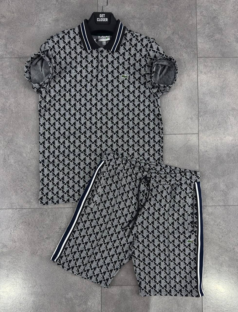 Komplet męski Lacoste, składający się z koszulki z kołnierzykiem i spodenek, w kolorze ciemnoszarym z czarnymi liniami i żakardowym monogramem.