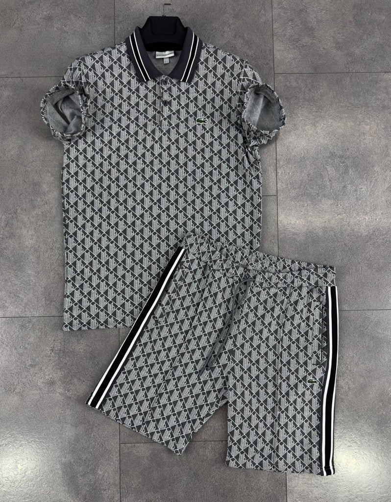 Komplet męski Lacoste, koszulka z kołnierzykiem i spodenki, kolor szary z czarnymi liniami i żakardowym monogramem.