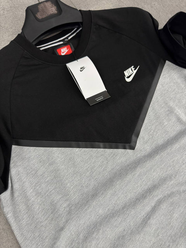 Komplet Nike Tech Fleece dla mężczyzn, składający się z dwukolorowej, czarnej i klasycznej szarej koszulki oraz czarnych spodenek. Najwyższa jakość.