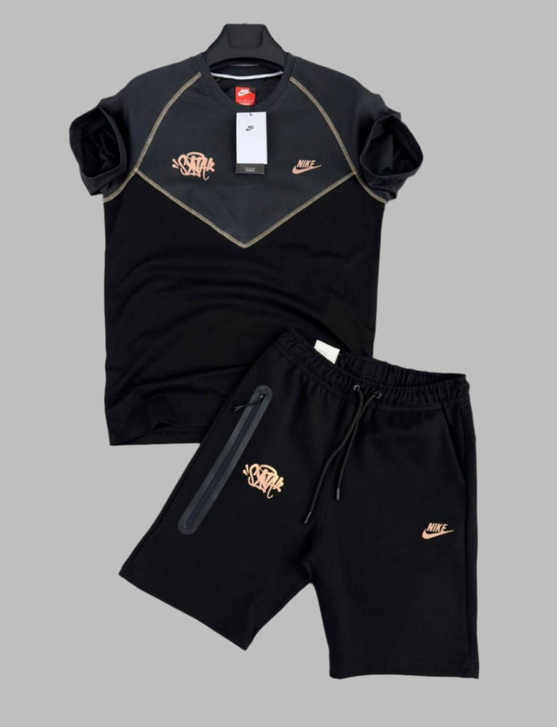 Komplet męski Nike Tech Fleece „SYNA” składający się z dwukolorowej koszulki, grafit i czerń, oraz czarnych spodenek. Najwyższa jakość.