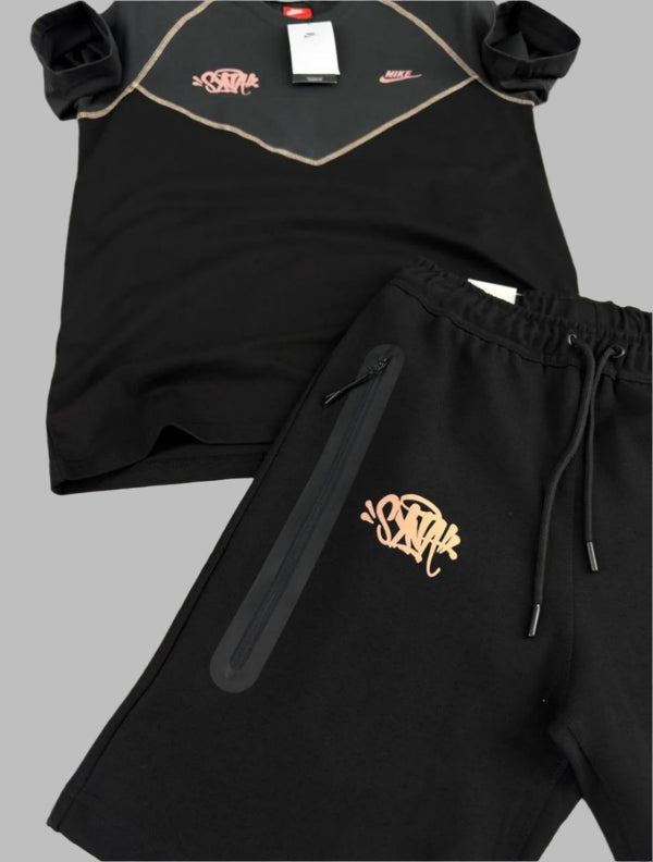 Komplet męski Nike Tech Fleece „SYNA” składający się z dwukolorowej koszulki, grafit i czerń, oraz czarnych spodenek. Najwyższa jakość.