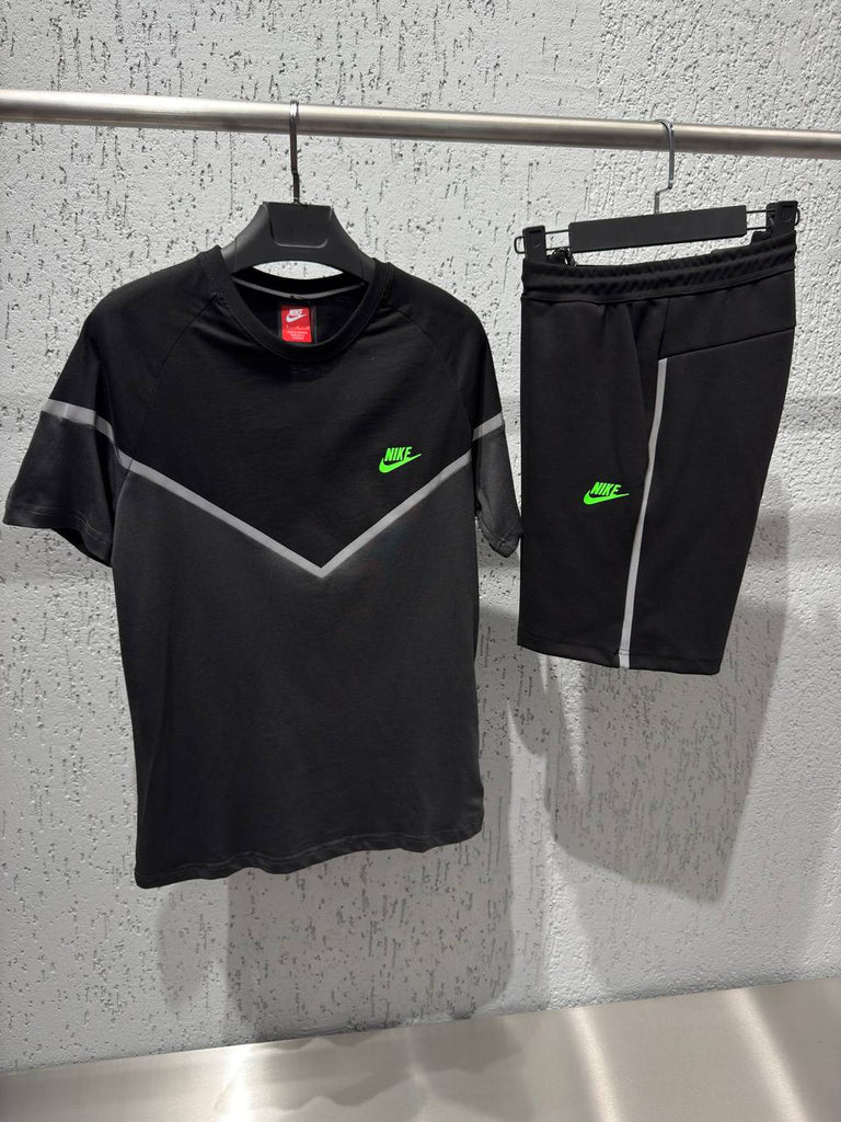 Męski zestaw Nike Tech Fleece, składający się z czarnych spodenek i czarno-grafitowej koszulki. Jakość premium.