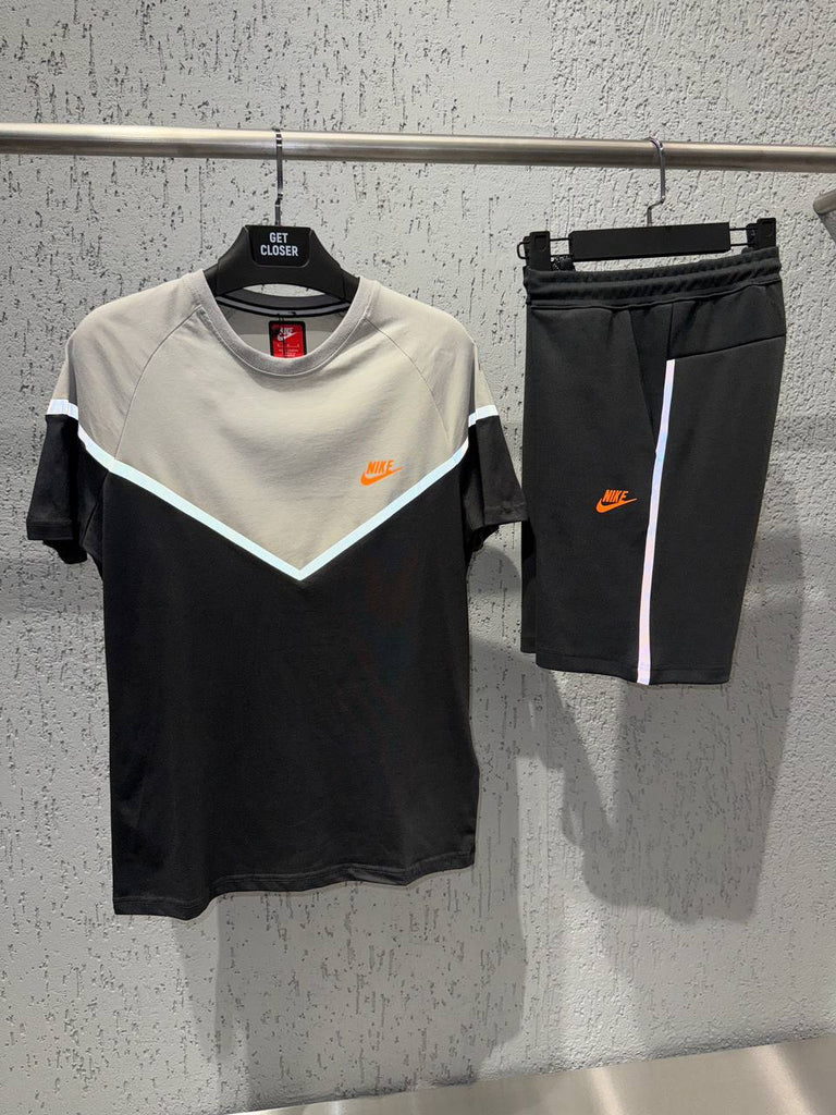 Męski zestaw Nike Tech Fleece, składający się z czarnych spodenek i beżowo-czarnej koszulki. Jakość premium.