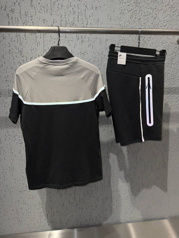 Męski zestaw Nike Tech Fleece, składający się z czarnych spodenek i beżowo-czarnej koszulki. Jakość premium.