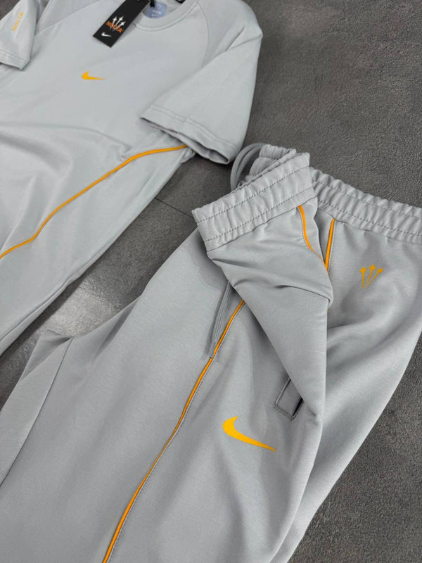 Moški komplet Nike 'Nocta', majica in dolge hlače v svetlo siva, z logotipom na rokavih